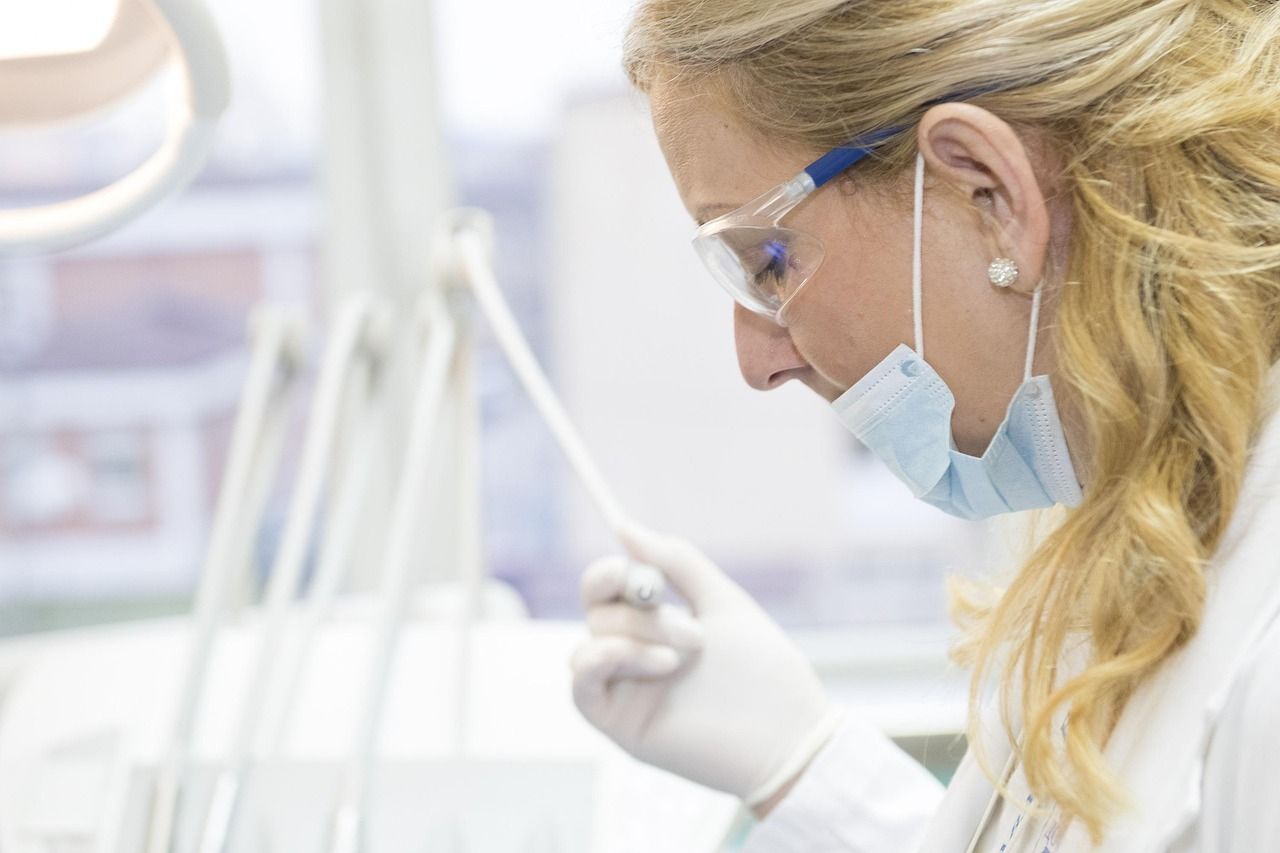 이비인후과에서 코 검사를 받는 모습