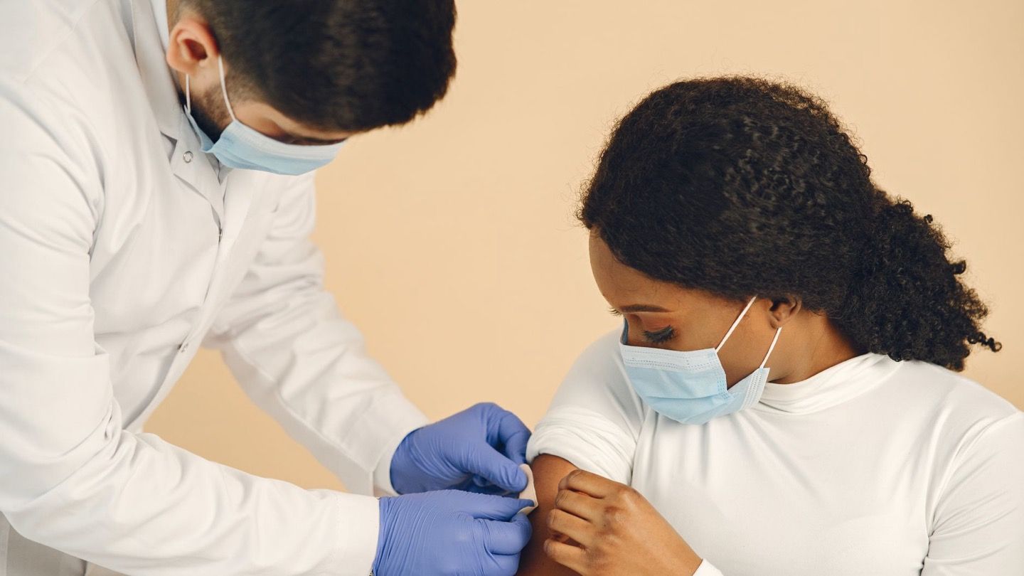 병원에서 HPV 예방접종을 받는 청소년의 모습