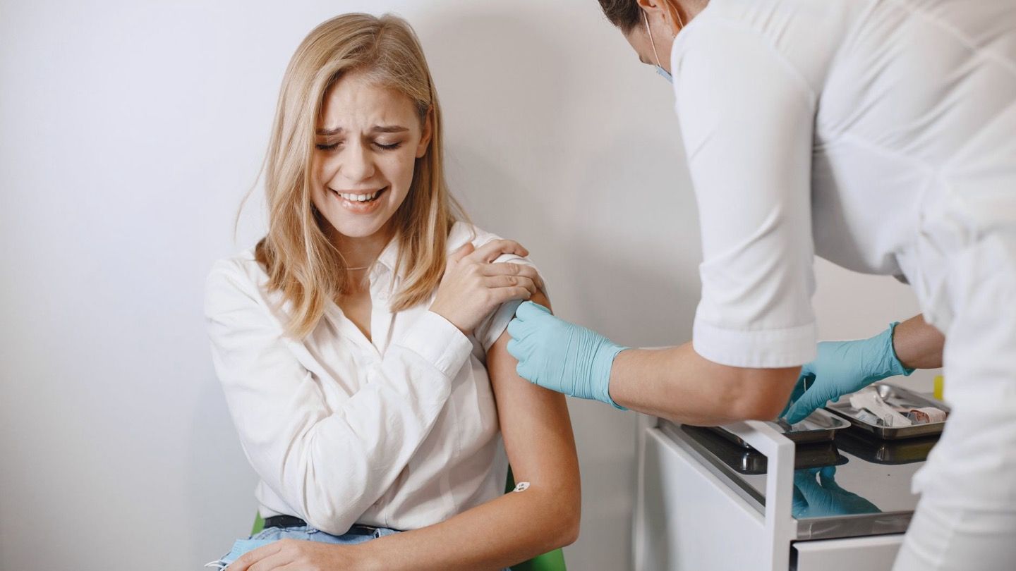 성인 남녀가 병원에서 HPV 예방접종을 상담받는 모습