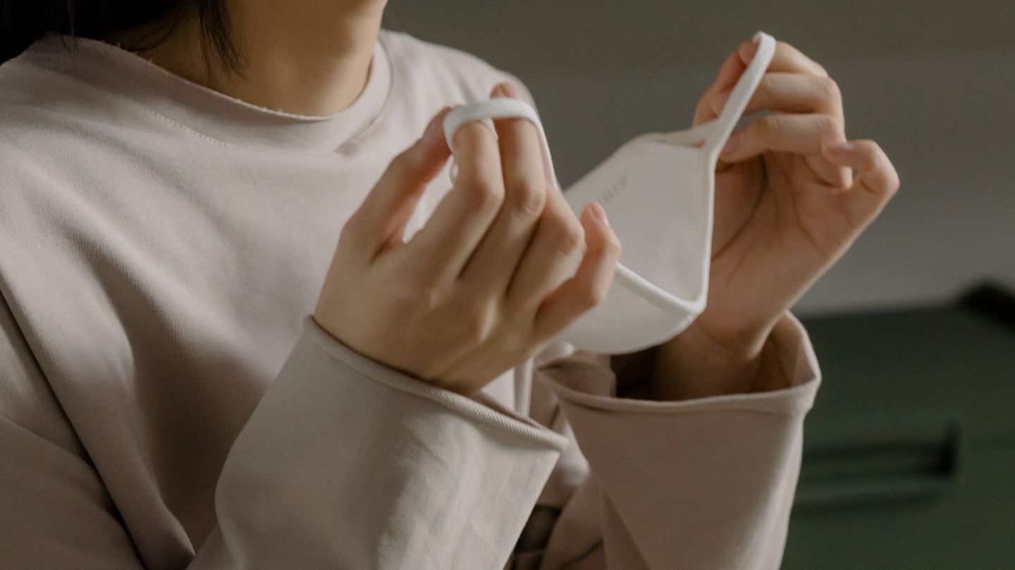 새 마스크를 꺼내 쓰는 모습