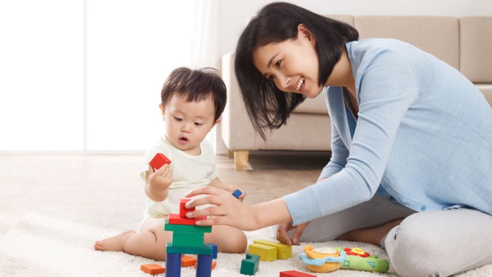 아이 운동 발달 양상, 뒤집기, 기어다니기, 옹알이, 언어 습득, 말하기