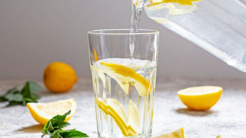 탈수,물,수분,카페인,이뇨작용,피로,어지러움,음료수,수분보충,수분대체요법