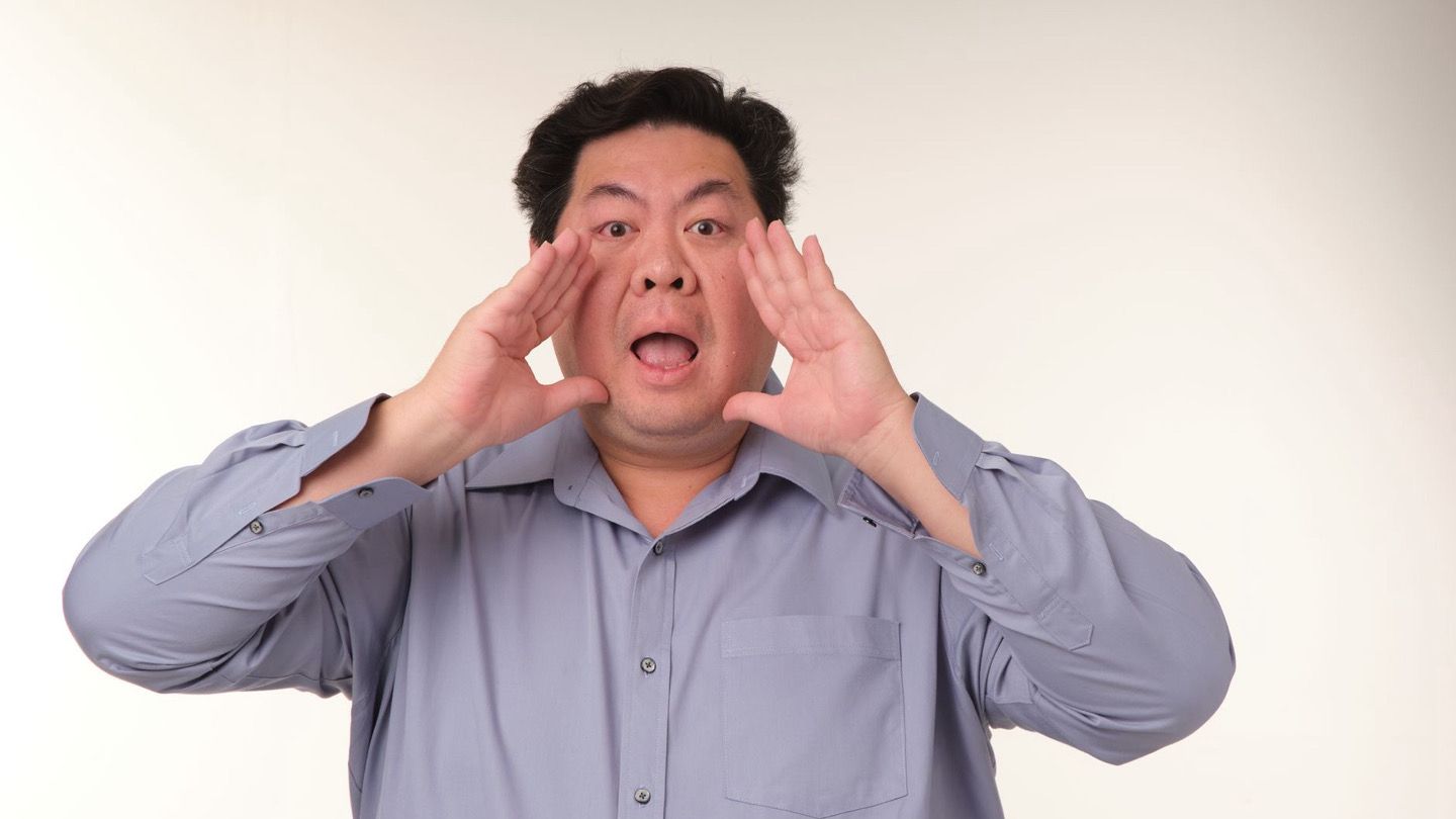 목을 크게 써서 소리를 지르는 사람