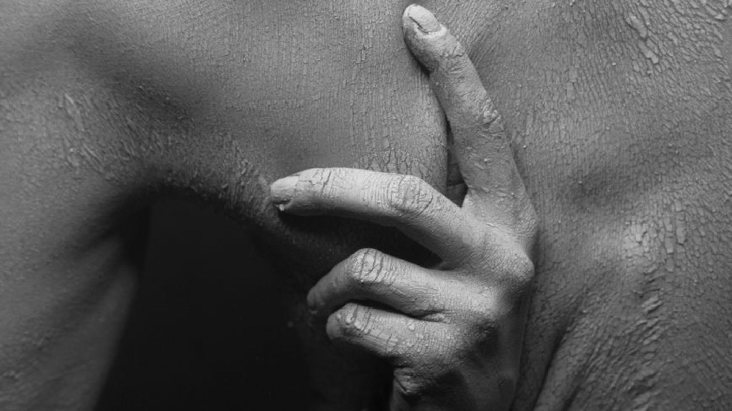 건조하고 가려운 피부를 긁는 손