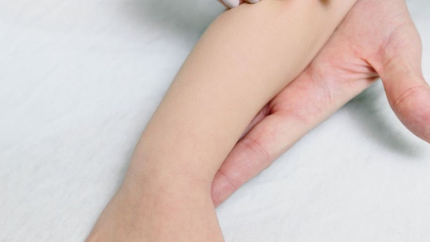 아이 피부를 살펴보는 부모 손