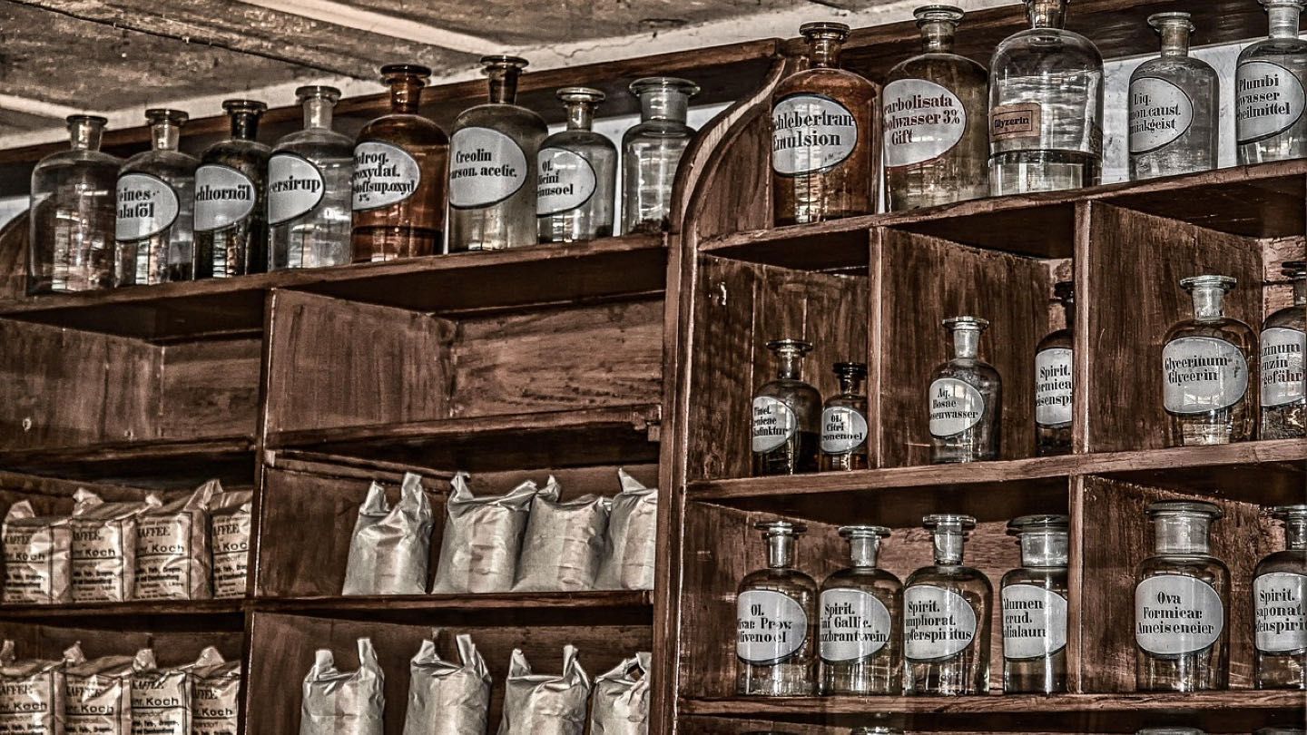 약국 진열대에 놓인 여러 종류의 시럽약