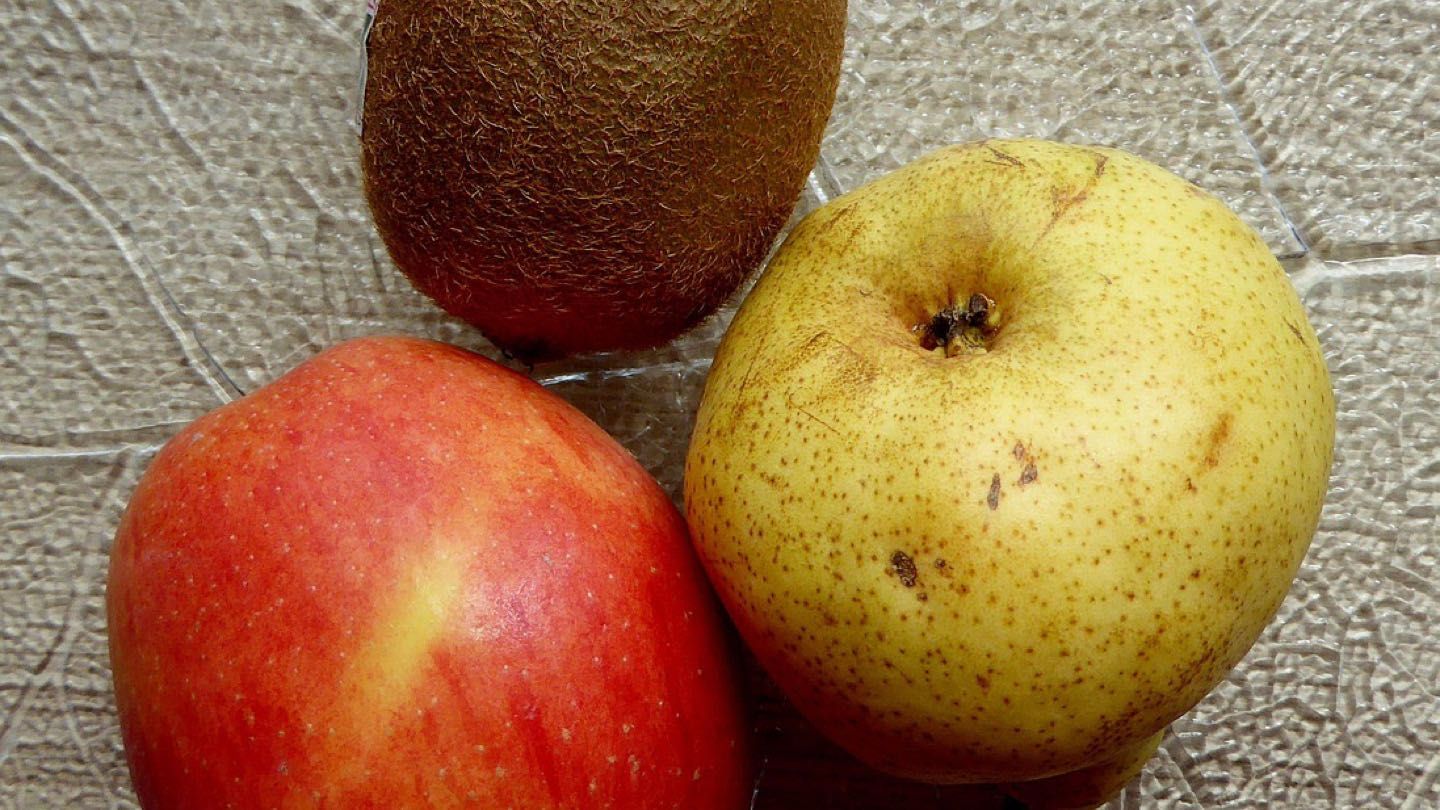 키위, 사과, 배가 함께 놓인 모습