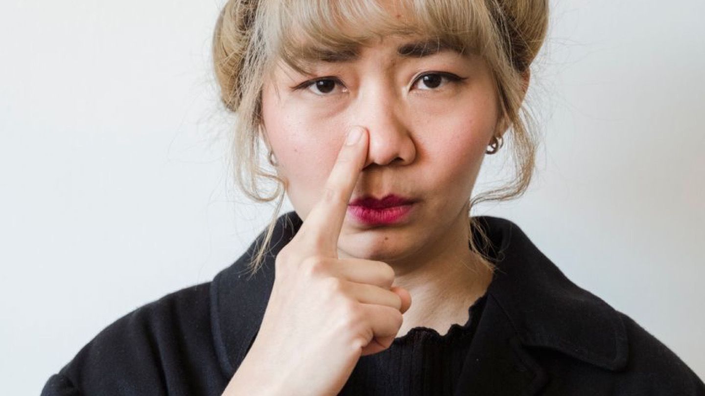 건조한 실내에서 코를 만지는 사람