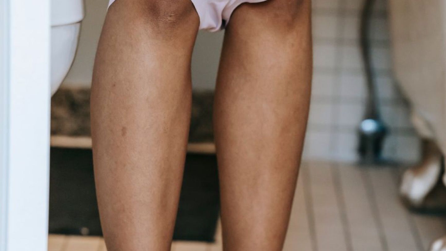 질세정제 사용 후 따가움과 불편함을 느끼는 여성