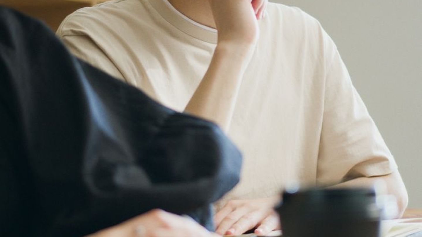 가족력을 확인하기 위해 가계도를 그리는 모습