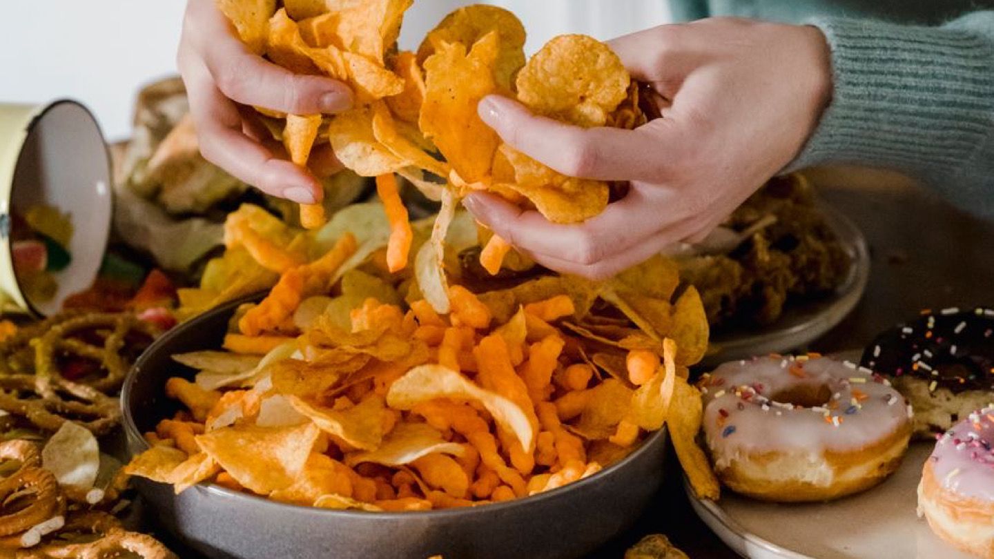 간식을 자주 먹는 습관을 보여주는 사진 — 양보다 섭취 빈도가 중요하다는 도입 맥락