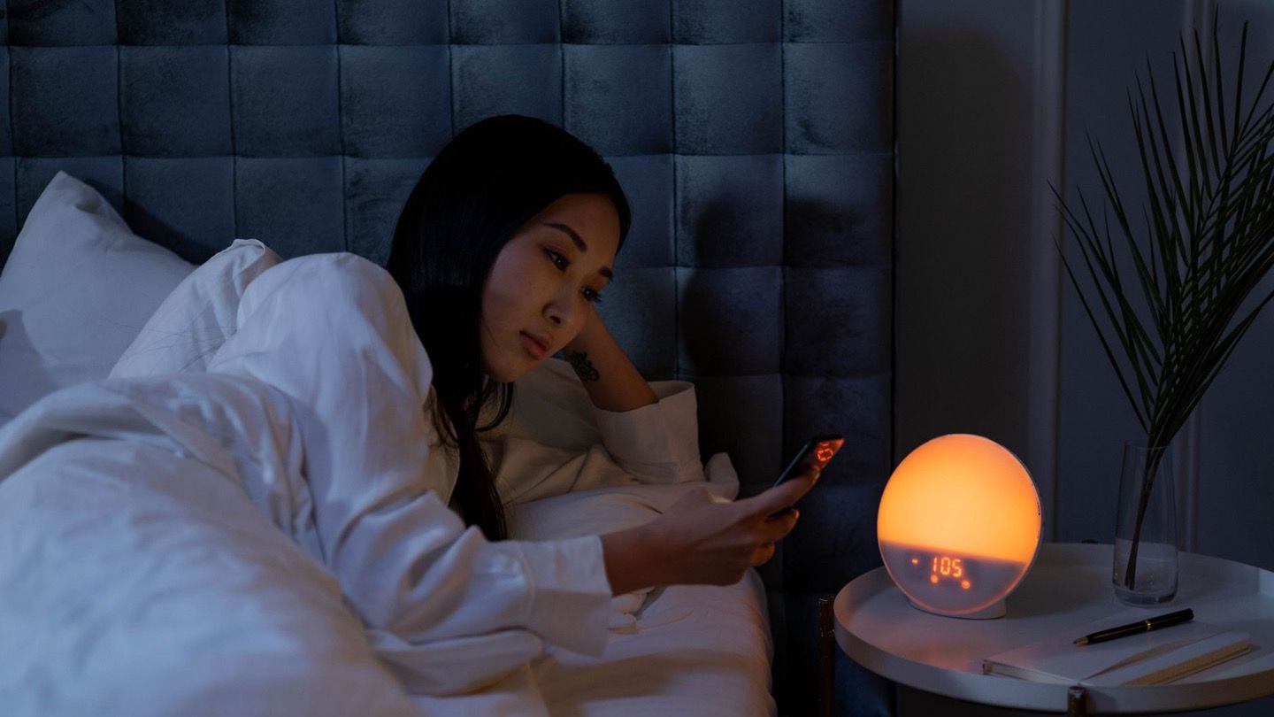 깨어나 시계를 보는 사람