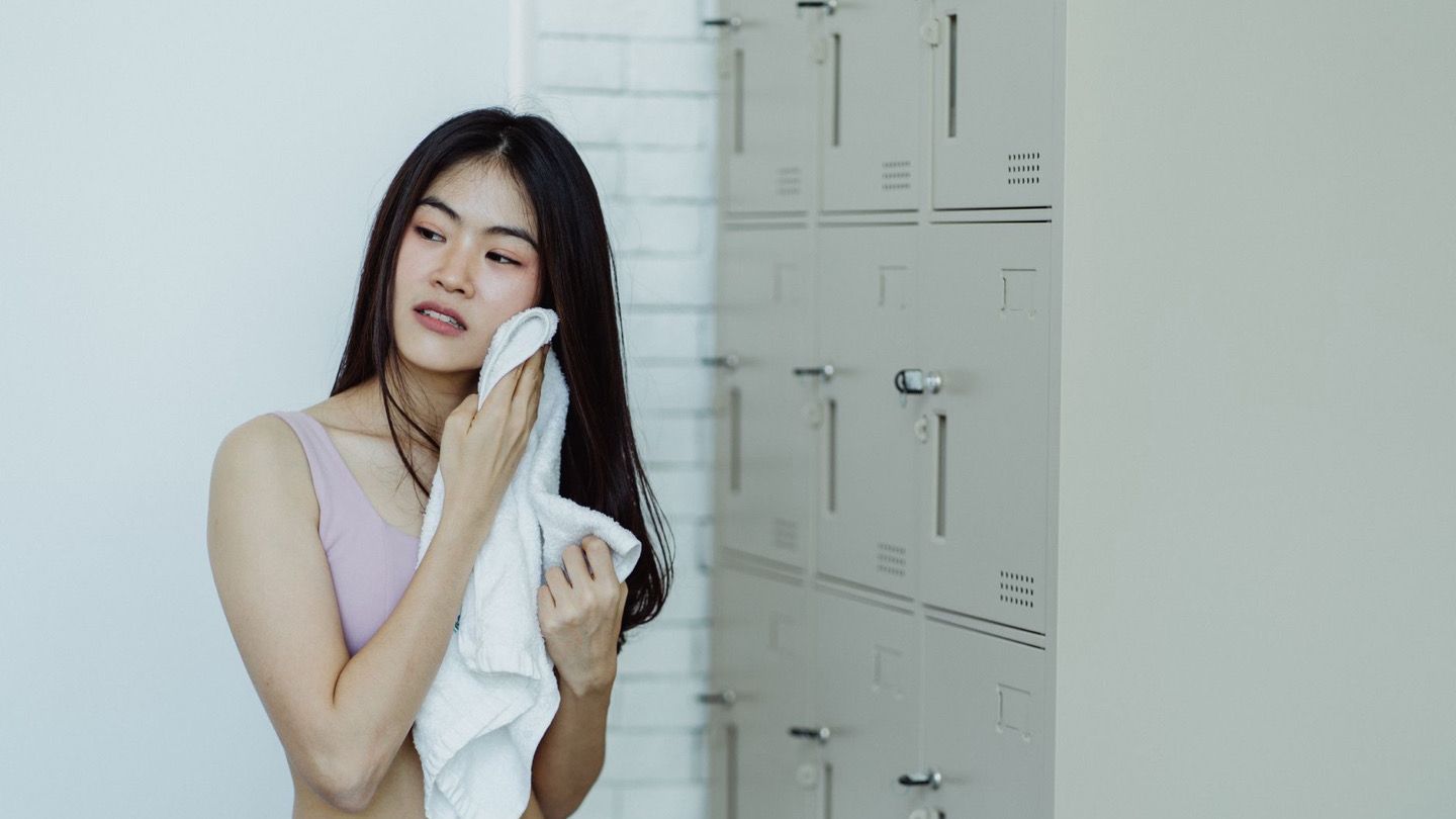 운동 후 수건으로 땀을 닦는 사람
