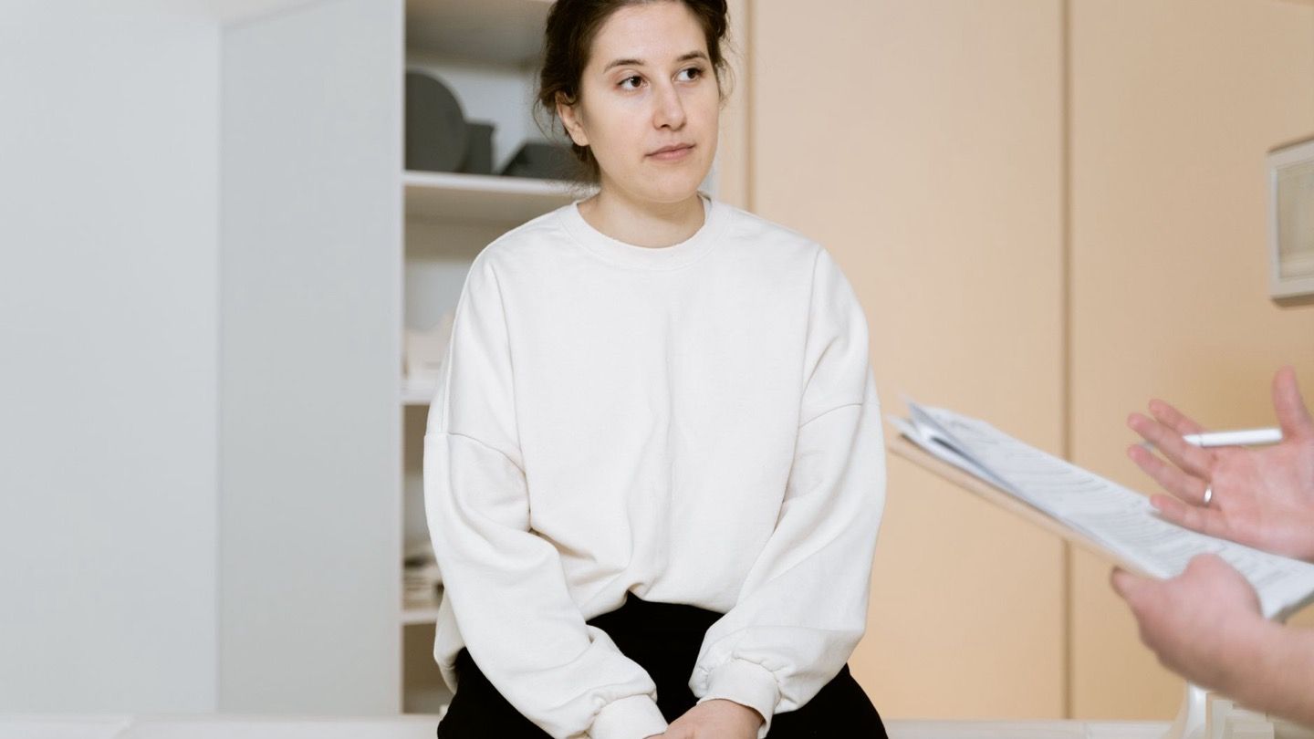 의료진과 증상을 상담하는 장면