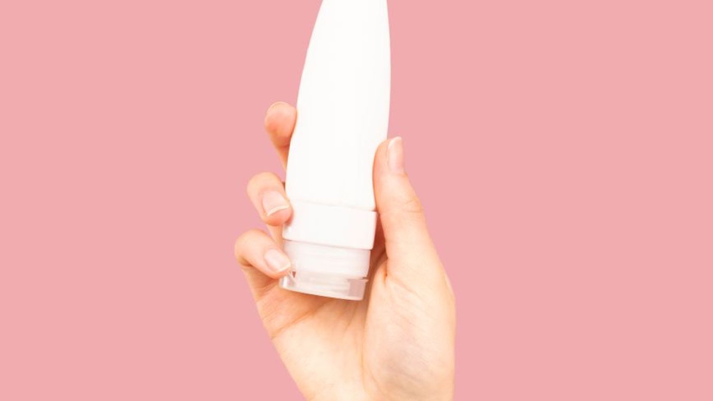화장대에서 화장품을 덜어 내는 손