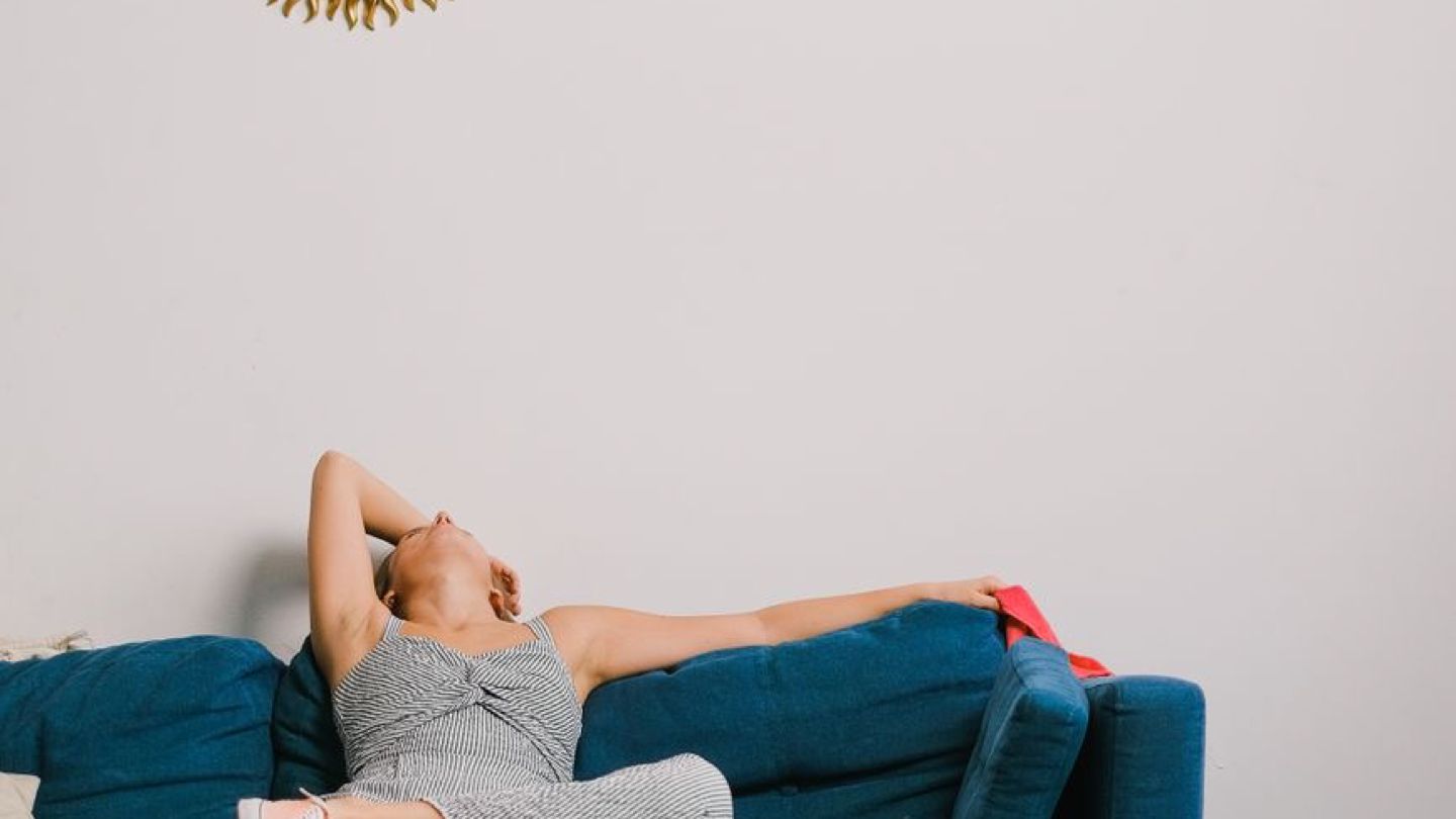 피곤하고 나른함을 느끼는 여성의 모습