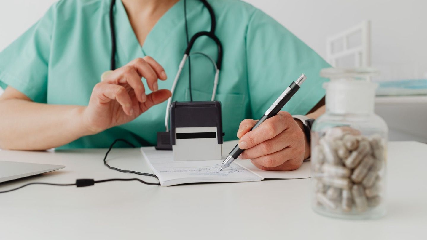 진료실에서 검사 결과에 대해 의료진과 상담하는 모습