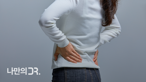 뒷짐을 지면 어깨와 가슴이 펴져 자세 개선에 도움이 될 수 있다.