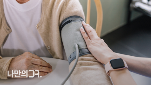 견과류는 마그네슘이 풍부해 혈관 건강과 혈압 관리에 도움이 될 수 있다.