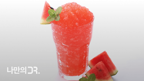 수박은 칼로리가 낮고 포만감을 주는 특성이 있어 체중 관리에 도움이 된다.