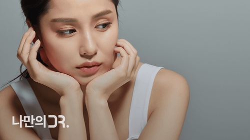 고무줄을 귀에 걸고 있으면 아침 얼굴 부기를 뺄 수 있다.