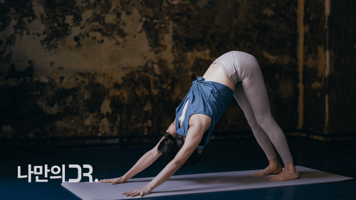 다리 뒷부분을 늘리는 햄스트링 스트레칭은 허리의 긴장을 풀어주는 데에 도움이 된다.