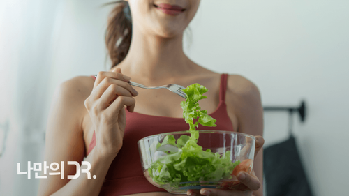 사과는 펙틴이라는 식이섬유로 포만감을 느끼는 데에 관여하여 과식 예방에 도움을 준다.