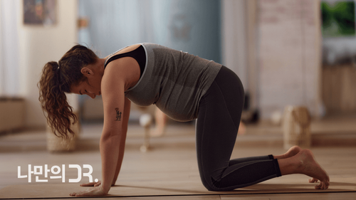 고양이 자세 스트레칭은 장 운동을 촉진하고 복부 긴장을 완화하는 데 효과적이다.