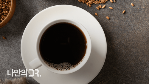 장기적으로 블랙 커피 섭취가 제2형 당뇨병 위험을 낮추는 데 도움이 될 수 있다.