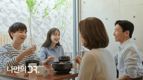 코팅이 벗겨진 철판의 볶음밥을 긁어 먹으면 알루미늄 등 금속 성분을 섭취할 위험이 있다.