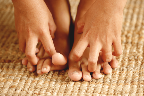 지간형 무좀은 발가락 사이에 각질이 생기고, 진물이 나며 불쾌한 냄새가 나는 것이 특징이다.